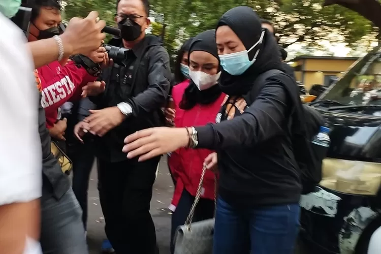 Medina Zein kenakan rompi tahanan usai dijemput paksa polisi (Foto: Gorajuara/PMJNews)