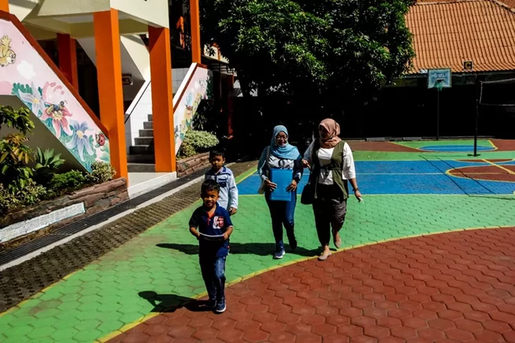 Orang tua murid yang mengantar pendaftaran sekolah untuk anaknya. Karena masih ada kursi kosong, Dinkes Semarang masih membuka PPDB offline sampai 28 Juni.  (Ayosemarang.com/ Audrian Firhannusa)
