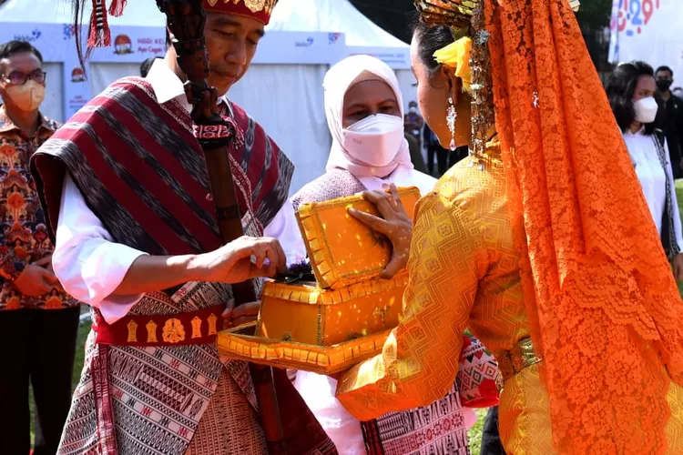 Presiden Jokowi dapat tongkat Balehat Raja dari Tokoh Masyarakat Sumut (BPMI Setpres/Kris)