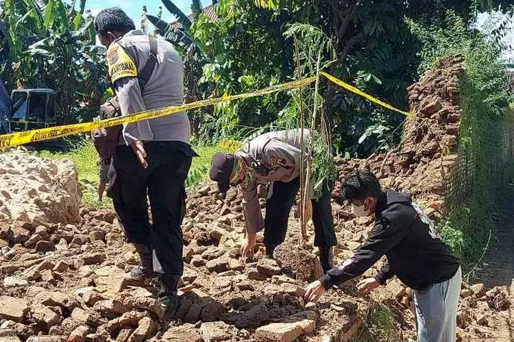 Penjenolan tembok diduga cagar budaya di bekas Keraton Kartasura kembali terjadi (Endang Kusumastuti)