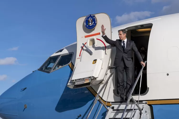 US Secretary of State Antony J. Blinken waving while entering his plane. (Ronny Przysucha/US State Department)