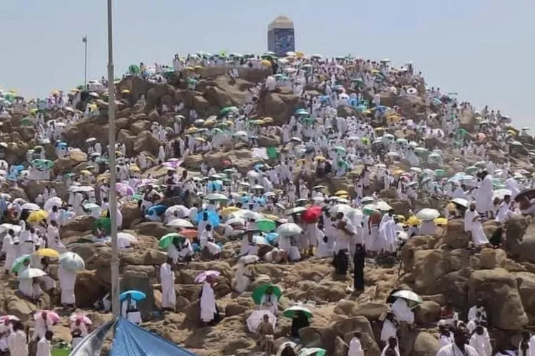 Potret suasana Wukuf di Padang Arafah jemaah haji di seluruh dunia termasuk dari Indonesia./Instagram/@travelbook.co.id