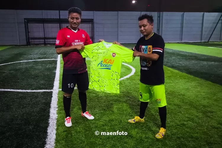 Humas PT KAI Daop 4 Krisbiyantoro (kanan) dan Ketua Forwakot Semarang Adennyar Wicaksono saat penyerahan jersey.  (Forwakot Semarang)