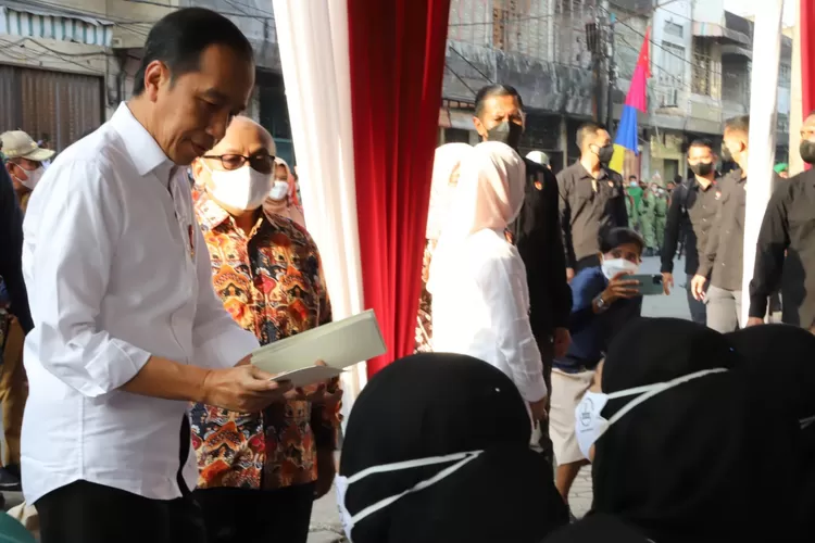 Presiden Joko Widodo (kiri) kunjungi Pasar Petisah, Medan didampingi Dirjen Dayasos Kemensos Edi Suharto (baju batik). 