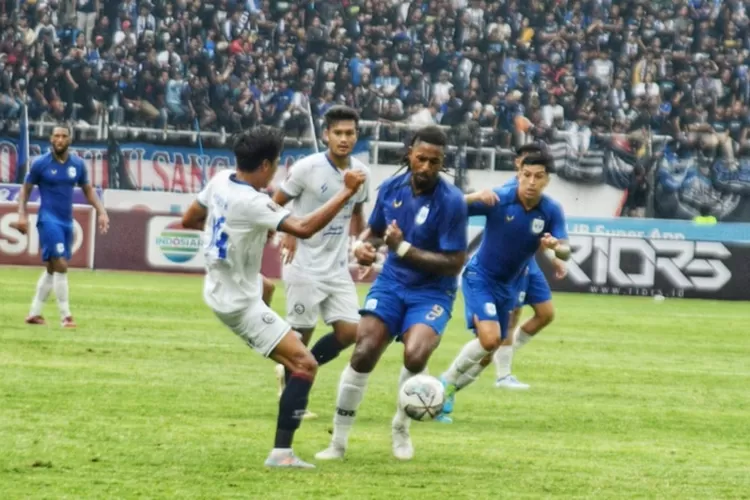 Carlos Fortes saat melawan Arema FC. Leg kedua semifinal Piala Presiden 2022, Carlos Fortes dipastikan tidak dibawa PSIS Semarang karena cedera.  (Ayosemarang.com/ Audrian Firhannusa)