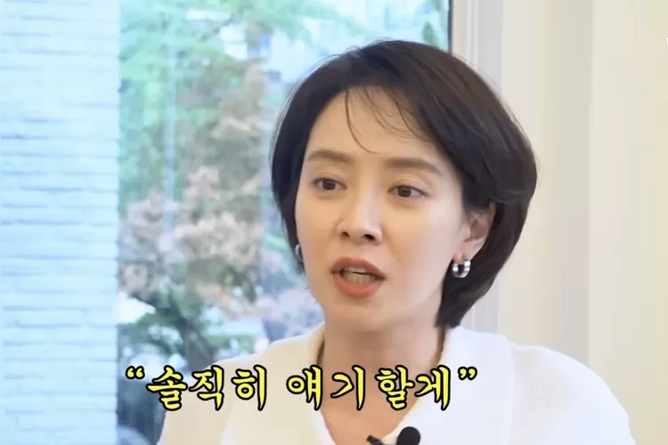 Alasan Song Ji Hyo Memotong Rambut Pendek (Gorajuara.com/Tangkapan Layar Studio Waffle)