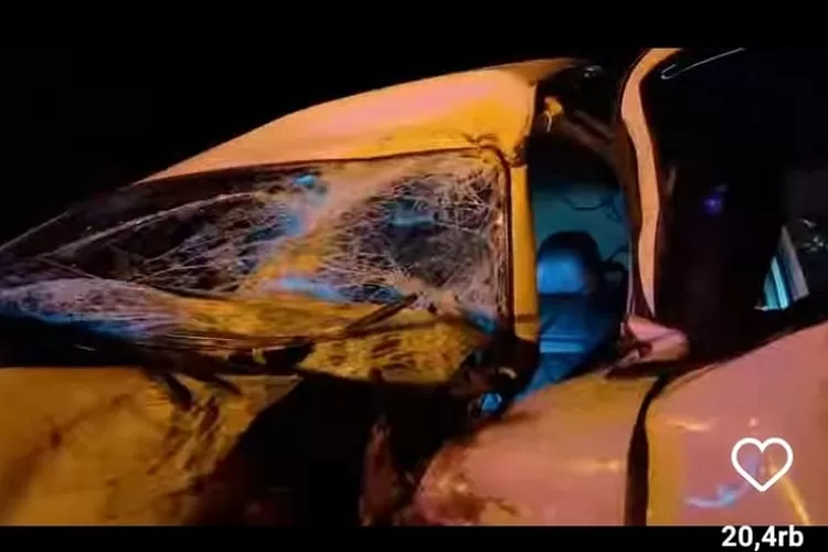 Kondisi Toyota Hiace yang ditumpangi Charly van Houten usai kecelakaan di Tol Cipularang (Instagram @charly_setiaku)