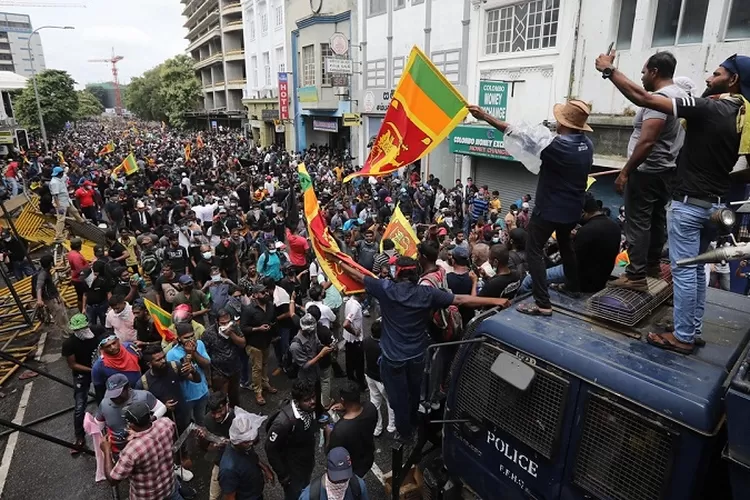 DEMONSTRASI SRI LANKA. Para pengunjuk rasa berkumpul di dekat istana presiden di Kolombo, Sri Lanka, Sabtu,  9 Juli 2022.  (The Global Times)