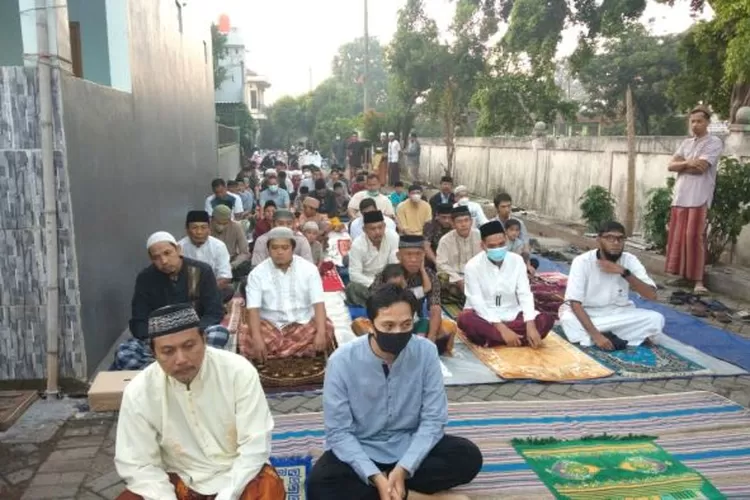 Warga Perum Nurul Asri melaksanakan Sholat Idul Fitri, Minggu 10 Juli 2022 (dok. mangkamil)