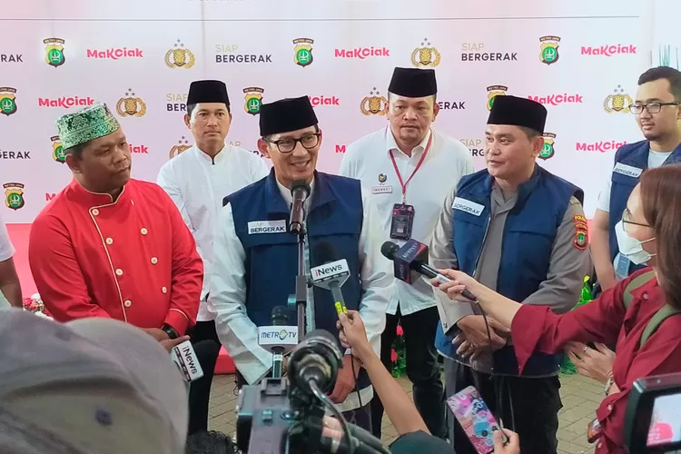 Kapolda Metro Jaya Irjen M Fadil Imran dan Menparekraf Sandiaga Uno memberikan keterangan pers seusai penyerahan daging qurban di Masjid Polda Metro Jaya  (Humas PMJ )