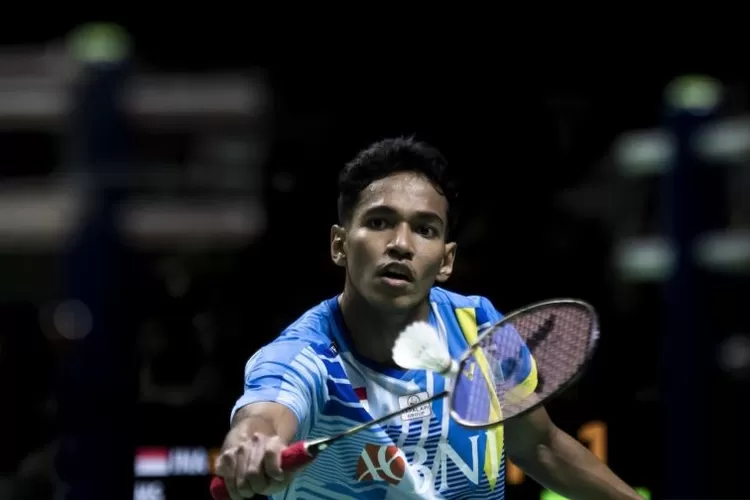 Arsip - Pebulu tangkis tunggal putra Indonesia Chico Aura Dwi Wardoyo mengembalikan kok ke pebulu tangkis tunggal putra Singapura Loh Kean Yew saat pertandingan pada babak 16 besar Daihatsu Indonesia Masters 2022 di Istora Senayan, Jakarta, Kamis (9/6/2022). .  (ANTARA FOTO/Muhammad Adimaja)