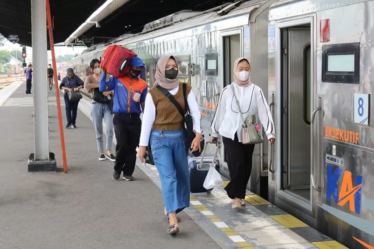 Sejumlah penumpang di Stasiun Cirebon. PT KAI akan menerapkan syarat naik kereta api terbaru mulai 17 Juli 2022. (Dok. Humas PT KAI Daop 3 Cirebon)