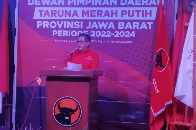 Sekjen PDI Perjuangan, Hasto Kristiyanto Kukuhkan DPD Taruna Merah Putih Jawa Barat di Kantor DPD PDI Perjuangan Jabar, Kota Bandung (Yuwana Kurniawan)