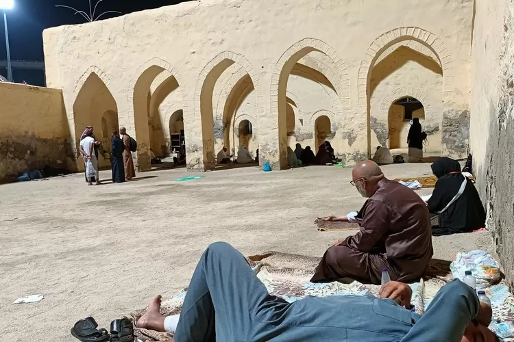 Sambil menanti waktu lontar jumrah, jamaah melaksanakan mabit dan shalat di Masjid Al-Bai'ah Komplek Jamarat Mina. (SM/Surya Yuli P)