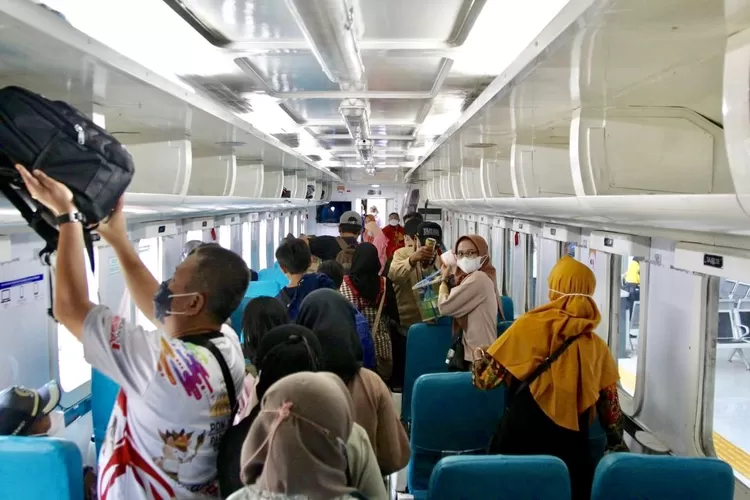 [Ilustrasi] Para penumpang yang hendak menggunakan angkutan Kereta Api di Stasiun Pasar Senen Jakarta - Foto: Henry Lukmanul Hakim