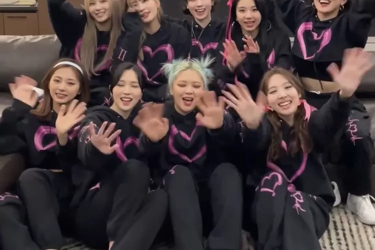 Kabar Bahagia, Semua Anggota TWICE Perbarui Kontrak dengan JYP Entertainment (Gorajuara.com/SS Instagram TWICE @twicetagram)