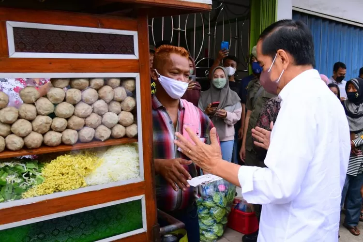 Presiden Jokowi Berikan Bansos Sambil Berdialog dengan Pedagang Bakso di Subang. (Foto: Muchlis Jr - Biro Pers Sekretariat Presiden)