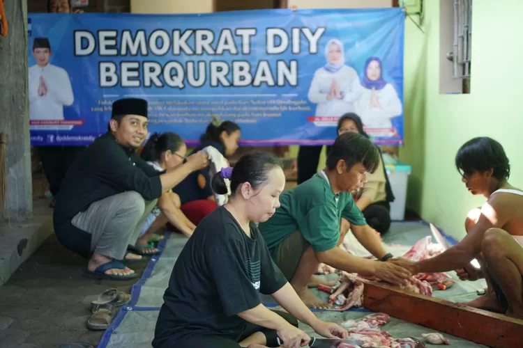 Suasana Pendistribusian Daging Kurban dari Demokrat DIY. (Istimewa.)