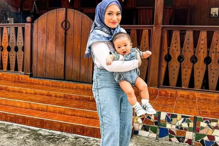Nathalie Holscher bersama anaknya Adzam Andriansyah Sutisna (Instagram @nathalieholscher)
