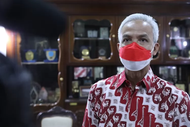 Ganjar Pranowo usai bertemu perwakilan Kemenag RI. Ganjar meminta masyarakat patuhi imbauan Presiden Jokowi terhadap penggunaan masker.  (Humas Pemprov Jateng)
