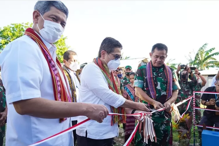 Letjen Pur Doni Monardo, Pangkostrad Maruli Simanjuntak dan Ketua Kadin Arsjad Rasjid Meresmikan proyek Sumur Bor di Pulau Timor. (Eggy M.)