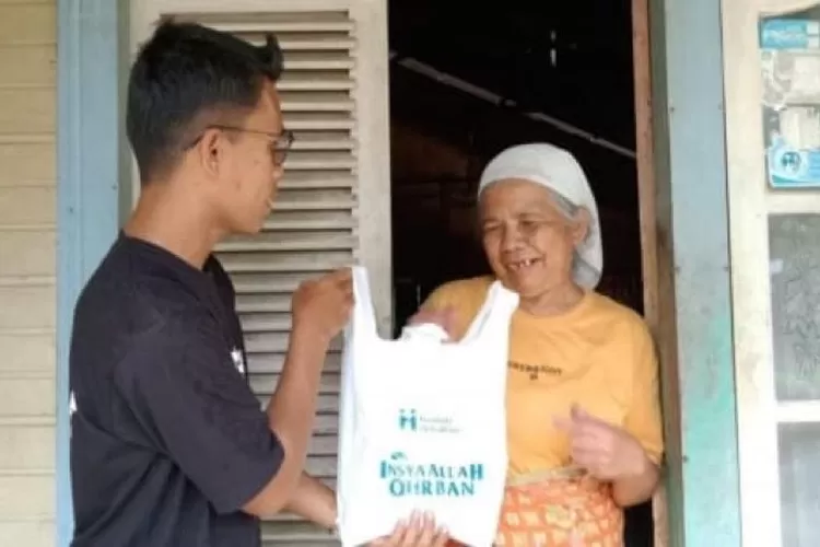 Relawan dari  Human Initiative  menyerahkan daging kurban  kepada penerima manfaat, mustahik  di  pelosok  Pasaman, Sumatera Barat, Senin (11/7/2022).