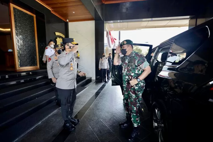 Kapolda Jatim Irjen Pol Nico Afinta sambut hangat Pangdivif II Kostrad Mayjen TNI Syafrial  (Humas Polda Jatim )
