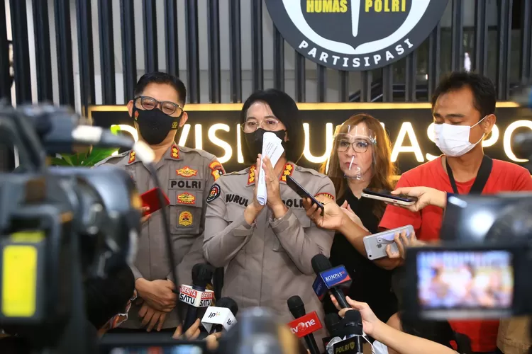 Kabag Penum Divisi Humas Polri Kombes Nurul Azizah membacakan keputusan tentang pemberhentian tidak dengan hormat AKBP Brotoseno  (Humas Polri )
