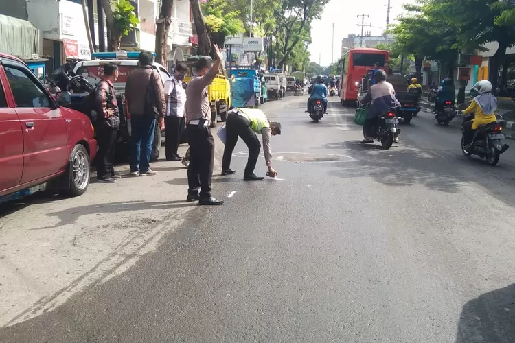 Satlantas Polretabes Semarang saat melakukan olah TKP pada kecelakaan di MT Haryono Semarang. (Satlantas Polretabes Semarang)