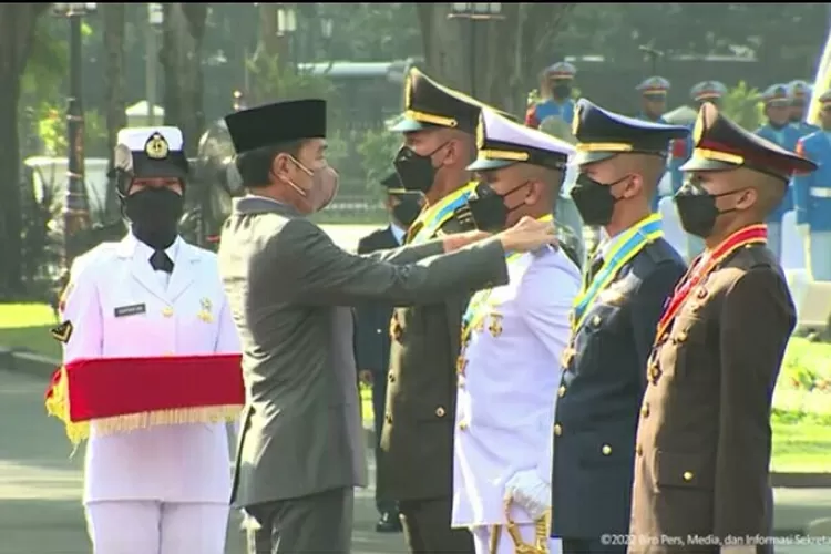 Presiden Jokowi melantik para perwira muda TNI-Polri di Istana Negara, Jakarta.  (Tangkapan layar YouTube.)