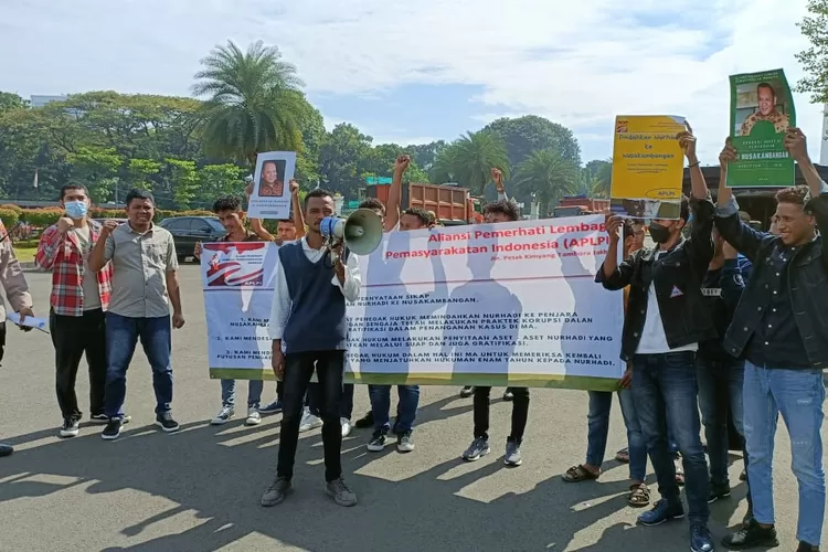 APLP melakukan aksinya di depan kantor Kementerian Hukum dan Hak Asasi Manusia, Kamis (14/7/2022).
