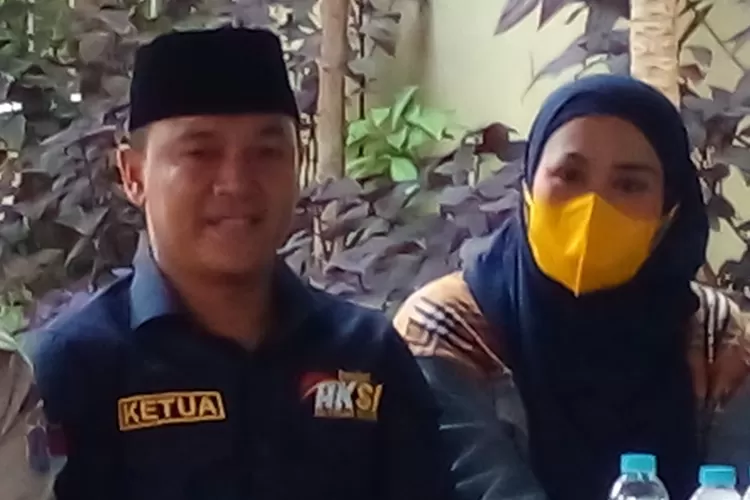 Anggota DPRD DKI Jakarta Adi Kurnia Setiadi dan istri tercinta Meilinda saat  hadir pada reses  di rusun  Jatinegara Barat, Jatinegara, Jakarta Timur, Selasa (12/7/2022).