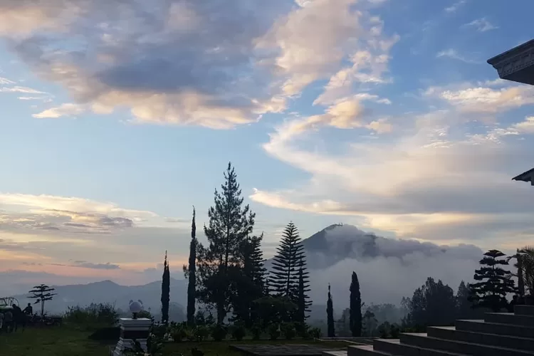 Potret sunset yang dilihat dari Omah Kembang Kopeng.  (Akun Twitter @BayuKFM)