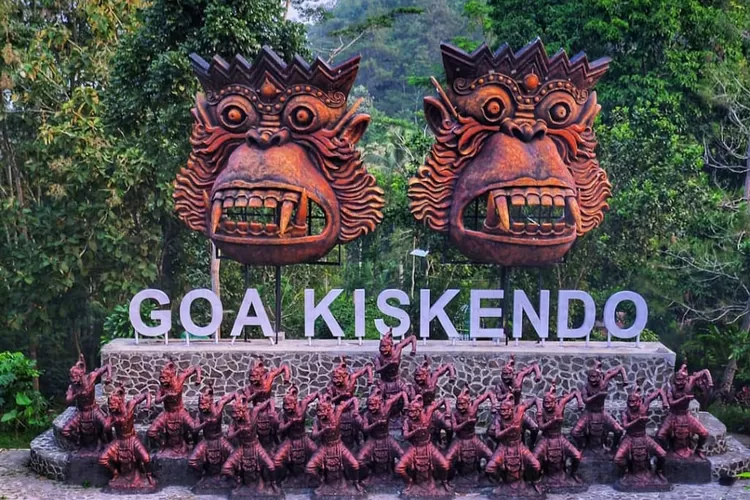 Keindahan patung topeng monyet di depan Goa Kiskendo.  (Akun Twitter @merapi_uncover.)