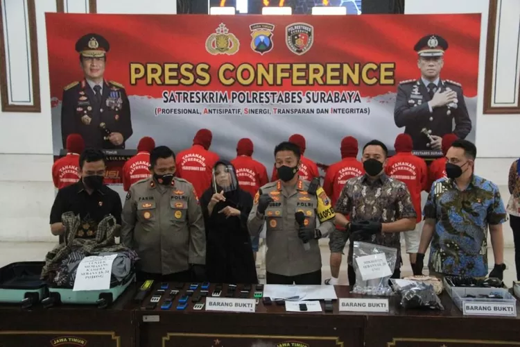 Polrestabes Surabaya menggelar konferensi pers kasus sindikat joki UTBK SNBMPTN (Humas Polda Jatim )