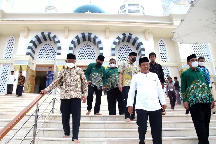 Menko PMK Muhadjir Effendy (kiri) menuruni tangga Masjid Agung di Karanganyar, Jateng usai Sholat Jumat. 