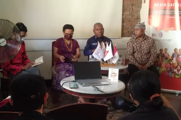 Aliansi Masyarakat Adat Nusantara (AMAN) akan menggelar Kongres Masyarakat Adat Nusantara (KMAN) yang dalam kepanitiaan KMAN VI dipimpin Mathius Awoitauw yang juga Bupati Jayapura siap jaga identitas keberagaman Indonesia tetap tangguh di pusaran krisis (AG Sofyan )