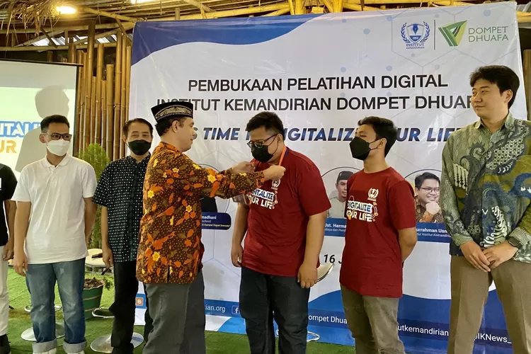 General Manager Budaya dan Pendidikan Dompet Dhuafa Ust. Herman Budianto secara simbolik menyematkan tanda kepesartaan kepada seorang peserta tanda dimulainya pelatihan  - Foto: Henry Lukmanul Hakim