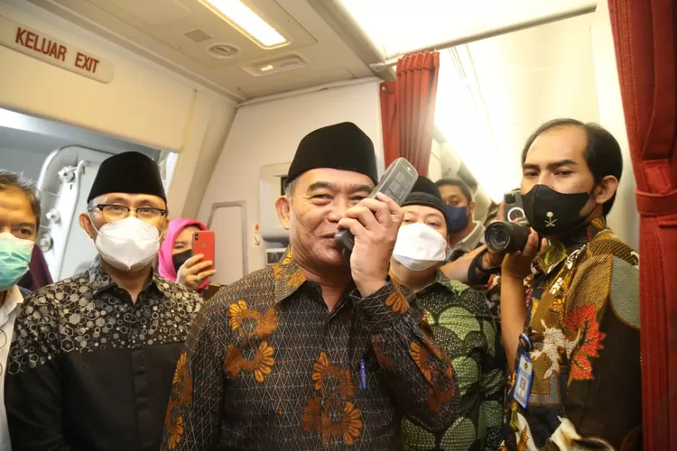 Menko PMK Muhadjir Effendy (tengah) menyambut kepulangan jamaah haji Indonesia kloter pertama. 