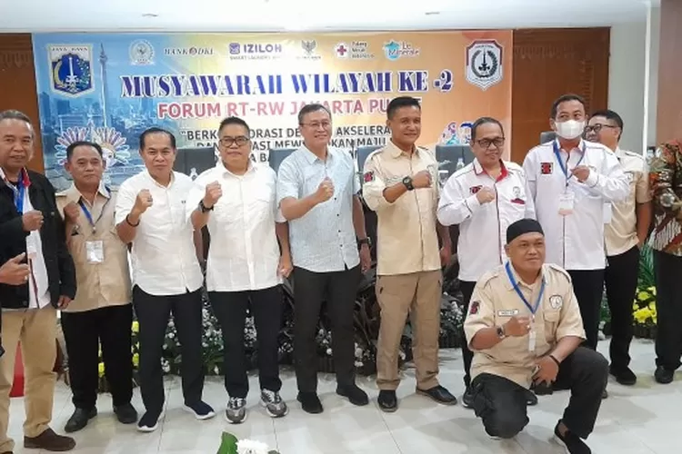 Wali Kota (keenam dari kanan) membuka Muswil II Forum RT-RW se Jakarta Pusat di ruang serba guna, Sabtu (16/7/2022)
