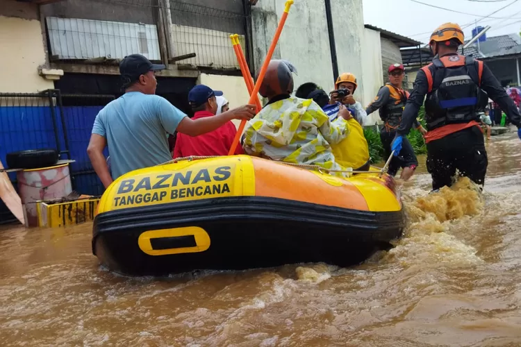 Tim Baznas Tanggap Bencana (BTB) membantu evakuasi korban banjir Jabodetabek, Sabtu (16/7/2022).