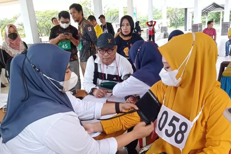 Puluhan Aparatur Sipil Negara (ASN) Lingkup Pemerintah Daerah Kabupaten Luwu Utara terlihat berkumpul di seputaran Lapangan Tamsis Masamba, Jumat (15/7/2022) (dok. Klikanggaran)