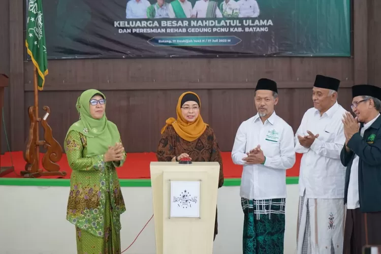 Penjabat (Pj) Bupati Batang Lani Dwi Rejeki bersama Penguris PCNU Kabupaten Batang meresmikan Gedung PCNU, Minggu 17 Juli 2022.