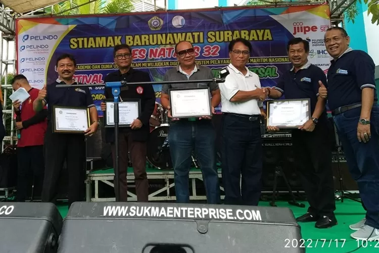  Dies Natalis Stiamak Barunawati Surabaya ke-32 Diwarnai dengan pemberian penghargaan