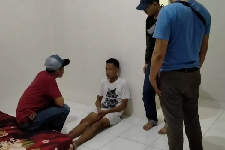 Petugas menggeledah kamar kos tersangka pengedar sabu sabu di Bebengan Boja. (Edi Prayitno/Kontributor Kendal)