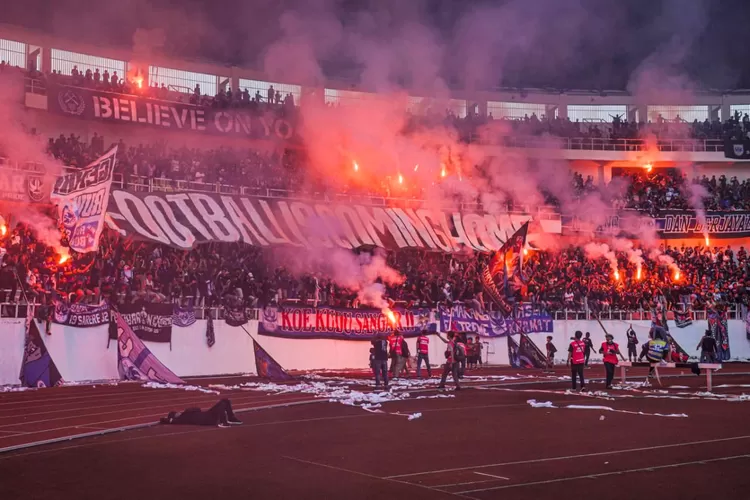 Aksi suporter PSIS Semarang di Stadion Jatidiri (Ayosemarang.com/ Audrian Firhannusa)