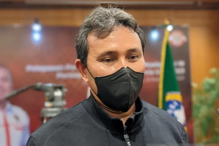 Pelatih tim nasional U-16 Indonesia Bima Sakti memberikan keterangan kepada pewarta di Jakarta, Selasa (16/11/2021). Dalam kesempatan tersebut, Bima menjelaskan bahwa dirinya diminta membantu pelatih Shin Tae-yong untuk menangani timnas U-18.  (ANTARA/Michael Siahaan)