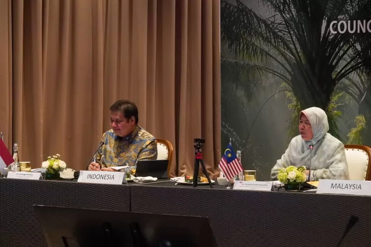 Menko Perekonomian Airlangga Hartarto bersama Menteri Industri Perkebunan dan Komoditi Malaysia, Datuk Zuraida Kamaruddin pada PTM CPOPC di Nusa Dua Bali, Selasa (19/7/2022) (Kemenko Perekonomian)
