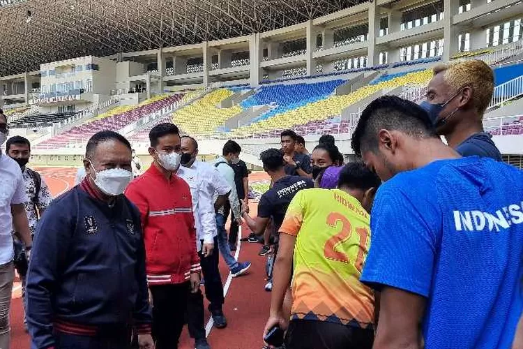 Ketua INASPOC saat mendampingi Menpora meninjau venue etletik di Stadion Manahan (Endang Kusumastuti)
