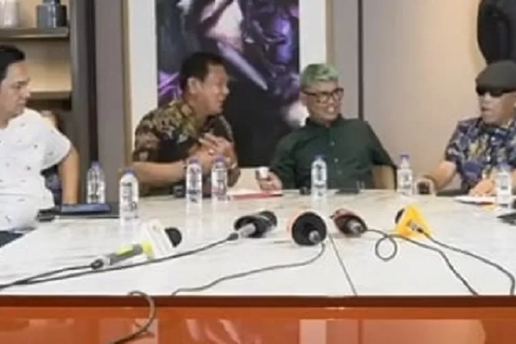   Dari kiri ke kanan Farhat Abbas, Ricky Sitohang, Uya Kuya dan Eggi Sudjana saat hadir di Uya Kuya TV (Uya Kuya TV)